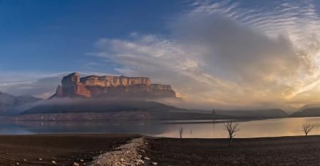Amanecer de invierno en Sau, que está solo al 10% de su capacidad.