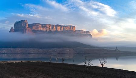 Amanecer de invierno en Sau, que está solo al 10% de su capacidad.