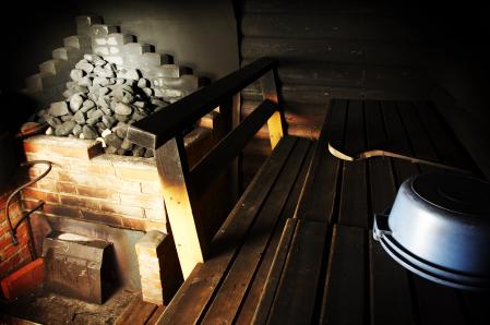 Interior de una sauna de humo