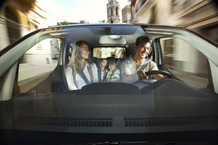 Una familia con niños se desplaza en coche