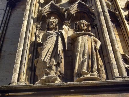 Estatuas de Eduardo I y Leonor en la catedral de Lincoln