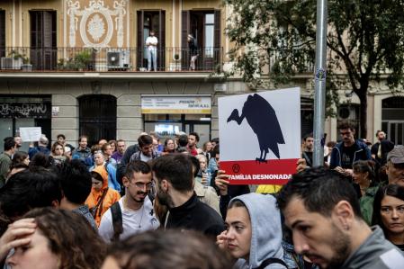 FOTO ALEX GARCIA EL SINDICAT DE LLOGATERES PROTESTA ANTE LA SEDE DE JUNTS EN BARCELONA PORQUE EL PARTIDO HA VOTADO EN EL CONGRESO EN CONTRA DE REGULAR LAS VIVIENDAS DE ALQUILER VACACIONAL 2024/09/18. Varios centenares de personas, convocadas por el movimiento social por la vivienda Sindicat de Llogateres, se manifiestan este miércoles cerca de la sede de Junts en Barcelona en protesta por su decisión de rechazar la tramitación de la proposición de ley para combatir el uso fraudulento de los contratos de alquiler de temporada.