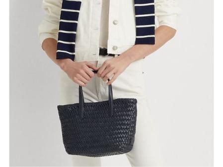 Tote Merrit de piel vacuna trenzada en azul con imán de Ralph Lauren