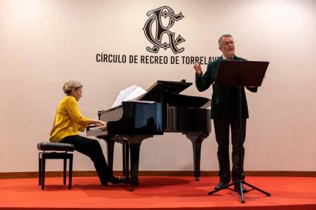 José Miguel Llata y su compañera en conciertos, Maite Sainz.&nbsp;