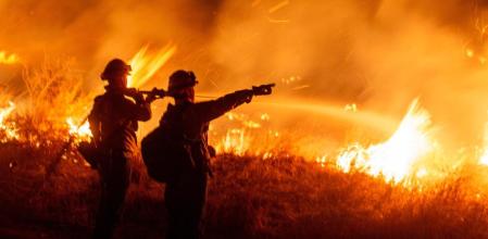 Los bomberos combaten el incendio Hughes cerca del lago Castaic, al norte de Santa Clarita, California  (Ringo Chiu / Reuters)