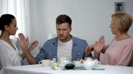 Fotografía de un hombre junto a su mujer y su madre
