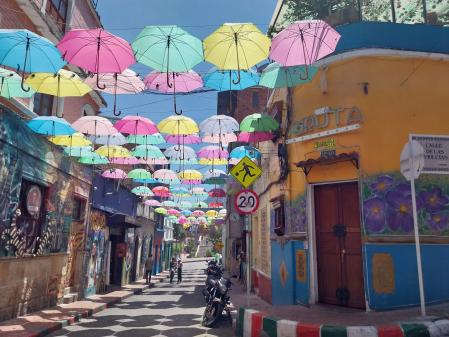 Calle coloria del histórico barrio de La Candelaria en Bogotá