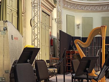 Instrumentos de la OSV en la sala de ensayos.