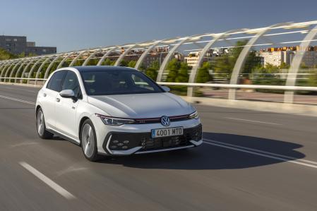 El compacto alemán exhibe un diseño distintivo con faros Matrix LED y un paragolpes específico reservado al modelo GTI&nbsp;