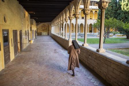 Imagen de una monja paseando por el claustro del Monestir de Pedralbes&nbsp;