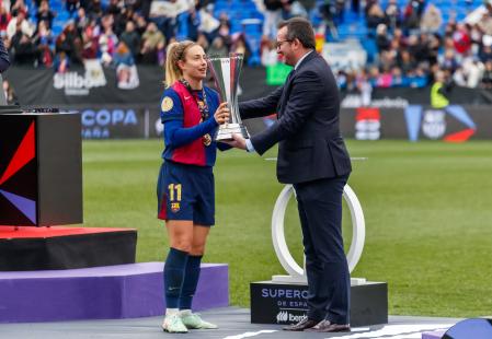 Alexia Putellas recogiendo el trofeo que le entregó el vicepresidente de la RFEF, Sergio Merchan