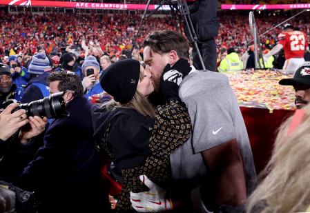 Taylor Swift y Travis Kelce se funden en un beso tras la victoria de los Kansas City Chiefs