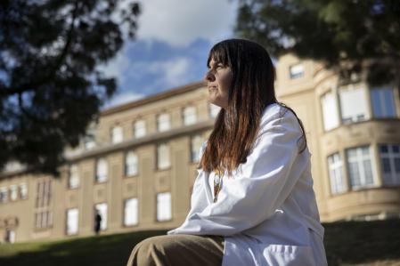 Reportatge aborda la manca de professionals i les jubilacions imminents que s'estan produïnt a tota España la llevadora Elena González.