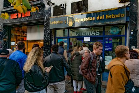 Colas en una administración de lotería