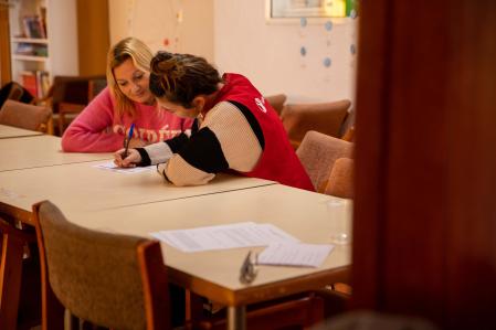 Nicoletta con un miembro de Save the Children