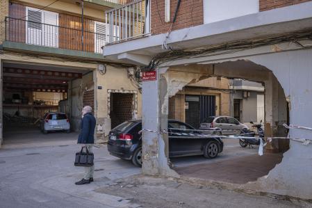 Un edificio de Paiporta muestra los daños del agua, tres meses después de la dana