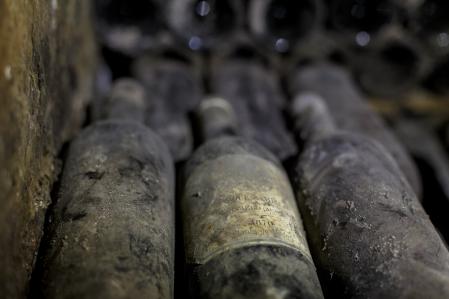 En la botellería histórica de su bodega original albergan la mayor colección de vinos antiguos del mundo, con botellas desde la primera añada