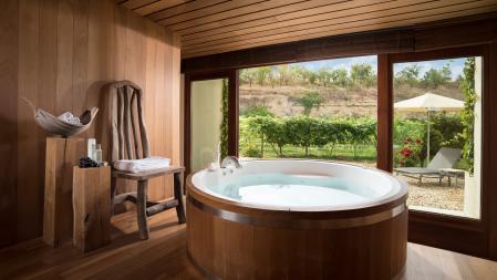 En Spa Vinothérapie Caudalie Marqués de Riscal se anuncian distintos tipos de tratamientos con virtudes de la vid y la uva