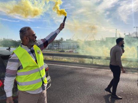 Un taxista hace un alto para encender un bote de humo