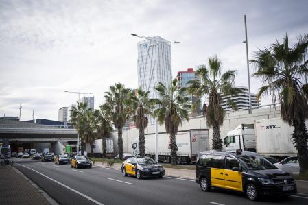 Taxistas a su paso por la ronda del Litoral