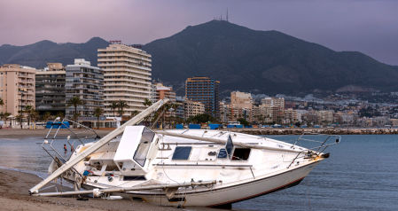 Velero varado en la playa de Fuengirola.