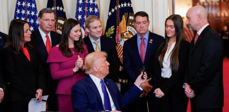 El presidente Donald Trump, esta mañana durante la firma de la ley Laken Riley. (Elizabeth Frantz / Reuters)