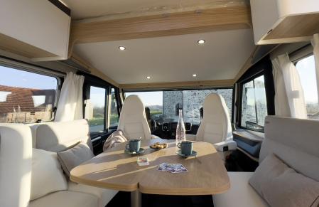 Tanto el asiento del conductor como el del copiloto son giratorios y se encaran a la zona comedor