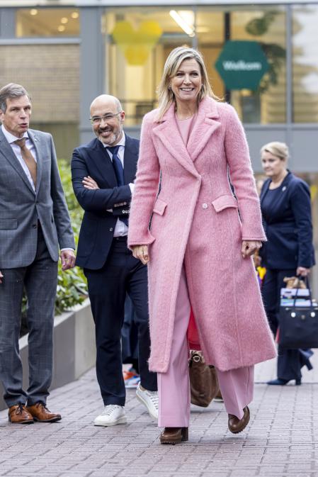 La reina Máxima de Holanda con su 'total look' rosa de Oscar de la Renta