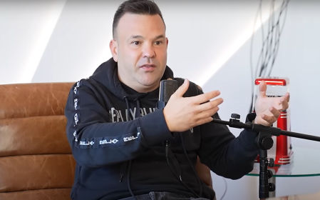 José Elías durante un podcast