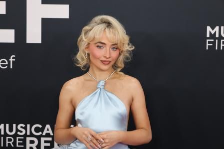 Sabrina Carpenter en la alfombra roja de los premios Grammy