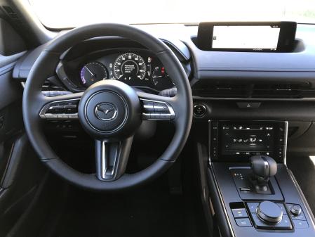 El interior, como en todos los Mazda, es sobrio, ergonómico y con una buena percepción de calidad, aunque consola central flotante resulta algo voluminosa y aparatosa y resta espacio