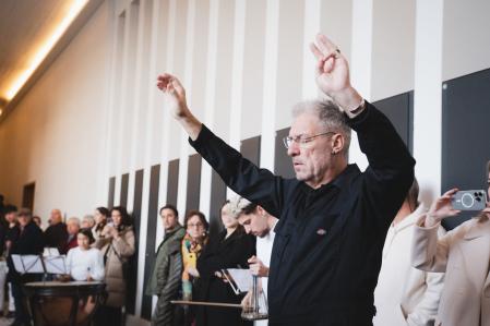 El percusionista valenciano Juanjo Guillem, solista de la Orquesta Nacional de España, dirigiendo su conjunto Neopercusión al que se sumaron decenas de estudiantes de Cáceres