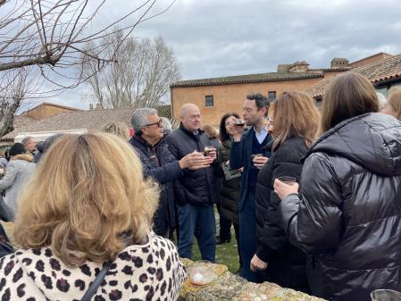 El clavecinista francés Benjamin Allard conversa con el público durante el aperitivo que siguió a su concierto en el Museo Vostell. de Malpartida
