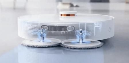 Incorpora dos mopas giratorias que permiten arrancar la suciedad más difícil