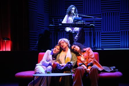 Les actrius María Pujalte, Francesca Piñón, Cristina Plazas i Berta Gratacós en un moment de ‘Les Bàrbares’ al Teatre Borràs