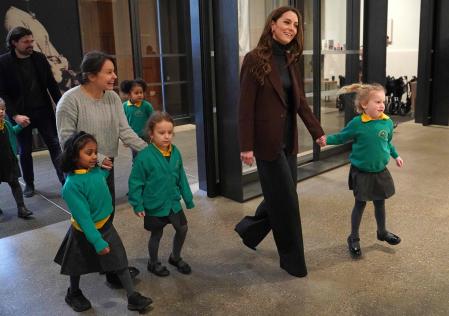 Kate Middleton con los alumnos de primaria en la National Portrait Gallery de Londres