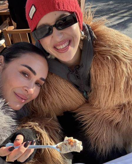 Vicky Martín Berrocal junto a su hija Alba, que le ha cogido prestada la misma sudadera