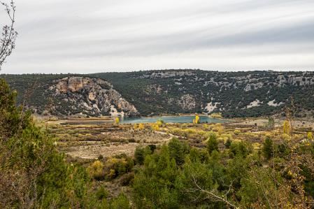 Paisaje de acantilados kársticos en la laguna de Tobar, en Beteta