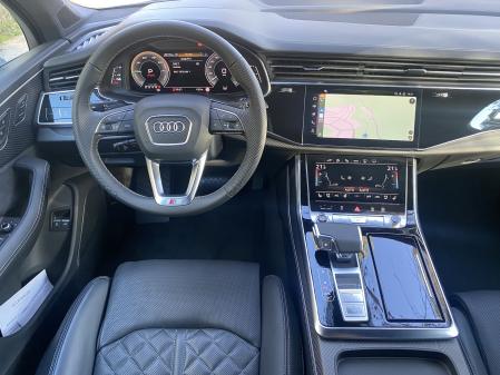 El cuadro de mandos es completamente digital y personalizable permitiendo incluso la proyección panorámica de la navegación&nbsp;