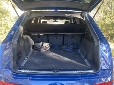 Maletero de 650 litros con los cables de carga guardados en bolsas negras