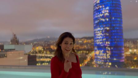 Mónica Martínez, presentando el FotoDocs sobre el Festival Llum BCN 2025.