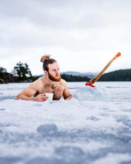 Un hombre tomando un baño helado