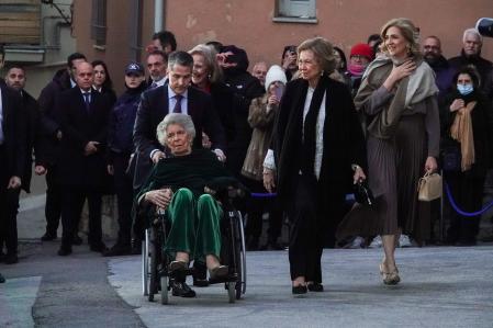 La reina Sofía, junto a su hermana, la princesa Irene (en silla de ruedas) y su hija la infanta Cristina, el pasado 7 de febrero en Atenas&nbsp;
