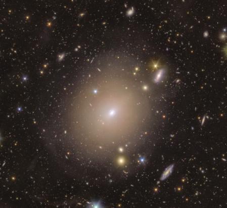 Esta es la captura de gran campo de EUCLID, en la que domina la galaxia NGC 6505. Es justo en su centro en dónde se percibe el anillo de Einstein recientemente descubierto