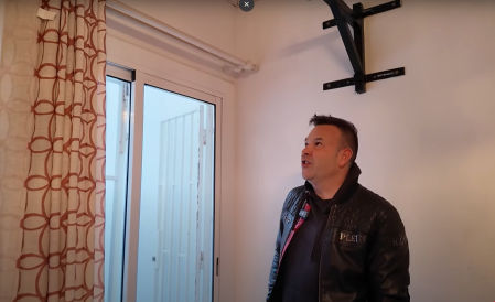 José Elías visita su antiguo hogar.