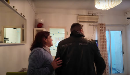 José Elías visitando su casa en Badalona.