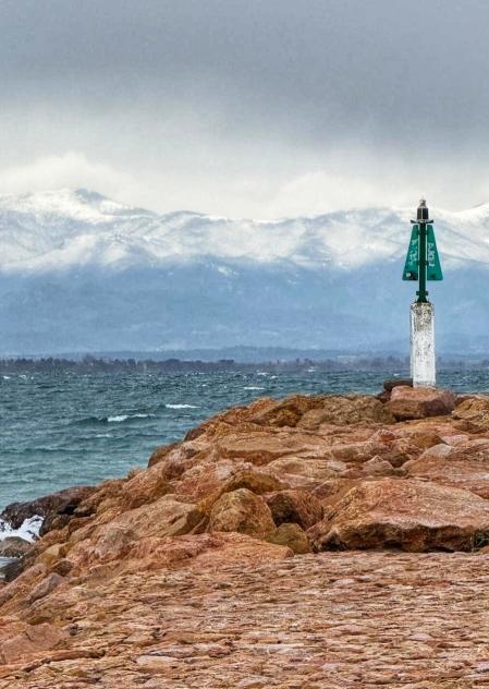 Mar y montaña de lluvia y nieve visto desde L'Escala.
