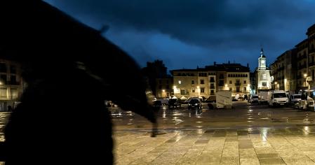 Preparativos para el mercado del sábado en Vic bajo la lluvia.