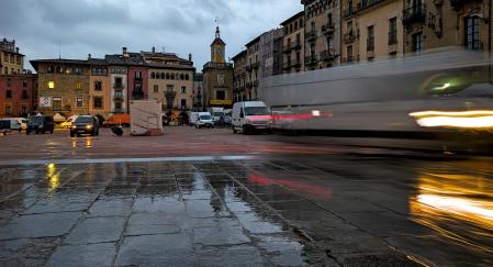 Preparativos para el mercado del sábado en Vic bajo la lluvia.
