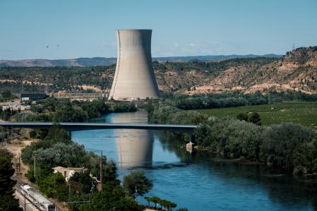 26052022 Vista de la nuclear de Ascó y el río￼  Río Ebro con motivo del vertido de aceite que ha habido durante la semana￼￼ Supuestamente desde la central￼